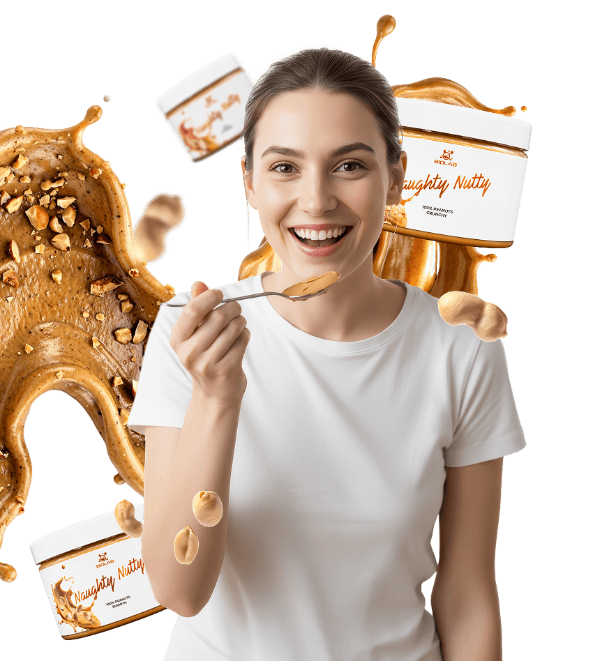 Eine lächelnde Frau probiert NNs Nusspaste.